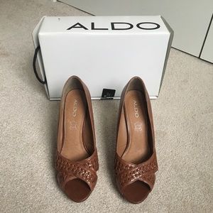 Aldo Tan Leather open toe sandal US size 8.5 (39)